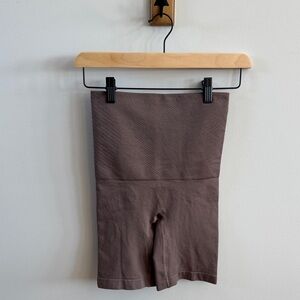 💜 Nautica Mauve Shapewear Shorts – NWOT
Size Small